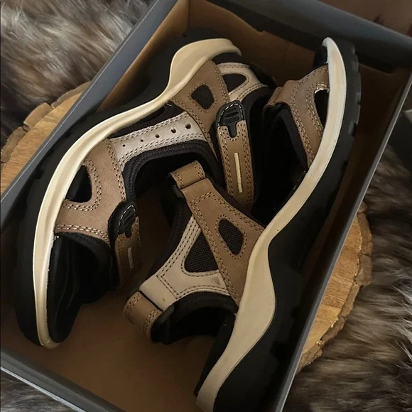 ECCO Offroad *NIB* Women's Nubuck Outdoor Sandal - Picture 2 of 12